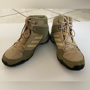 Used size 4 kids adidas hiking boots. Worn less than 5 times.
